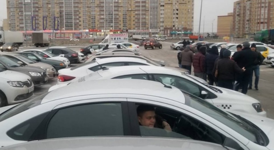 В Тюмени бастуют водители такси. Фото - CAR72.RU.