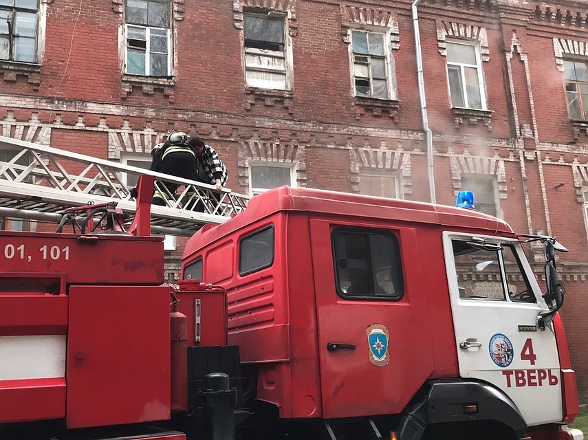 Спасатели продолжают тушить пожар в Морозовских казармах Фото: ГУ МЧС России по Тверской области