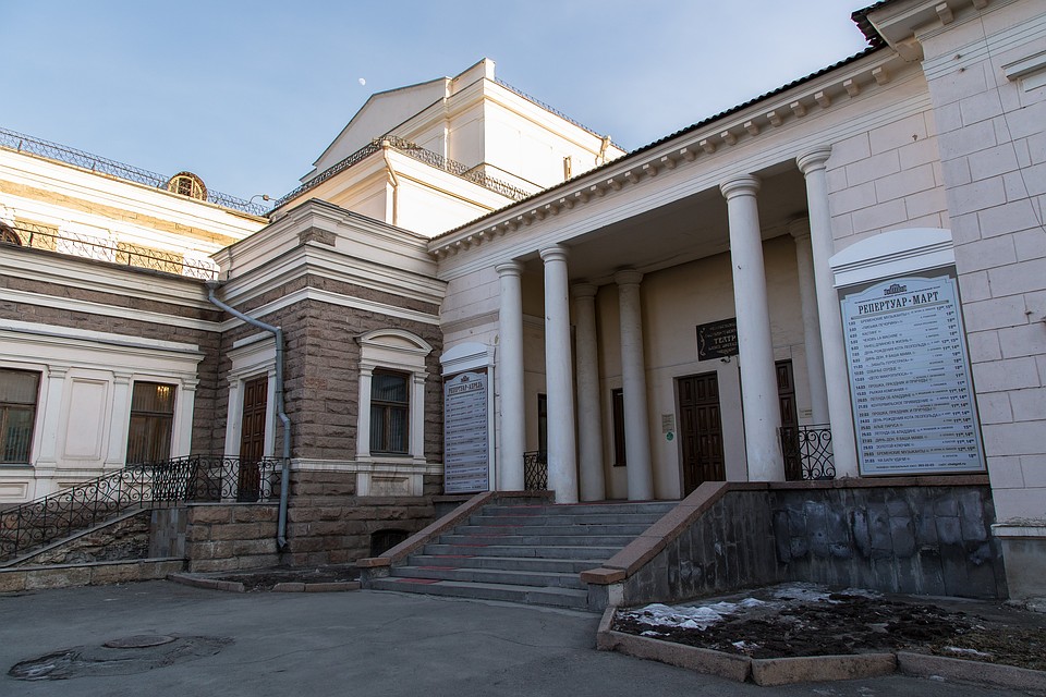 В Молодежном театре не успевают закончить ремонт к новогодним елкам.