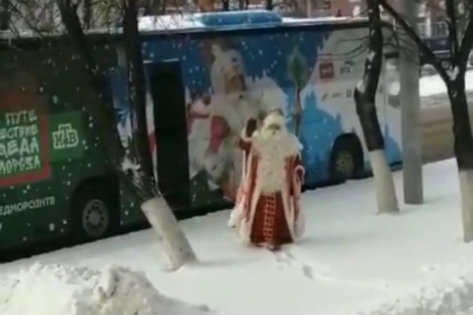 30 тысяч леденцов в подарок: в Кемерово приехал Дед Мороз. ФОТО: кадр видео Татьяны Щавиной.