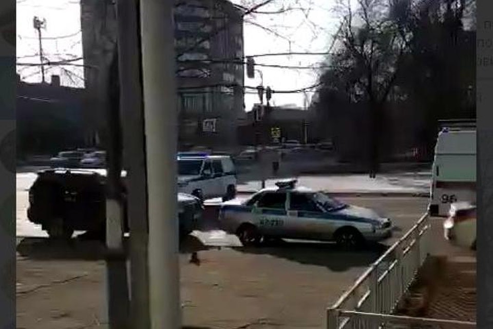 На месте работают сотрудники полиции и бригады «Скорой помощи»