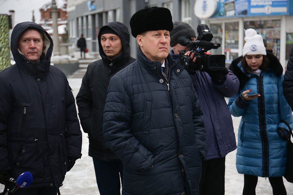 Анатолий Локоть принимает доклад Романа Дронова.