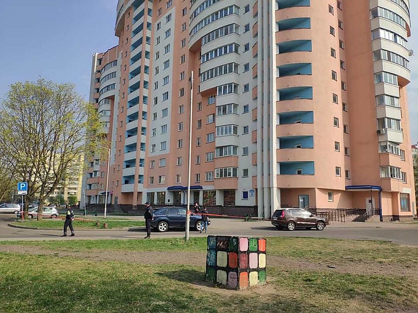 Состояние новостройки, которую эвакуировали этой весной, сейчас продолжает тревожить жителей своим состоянием
