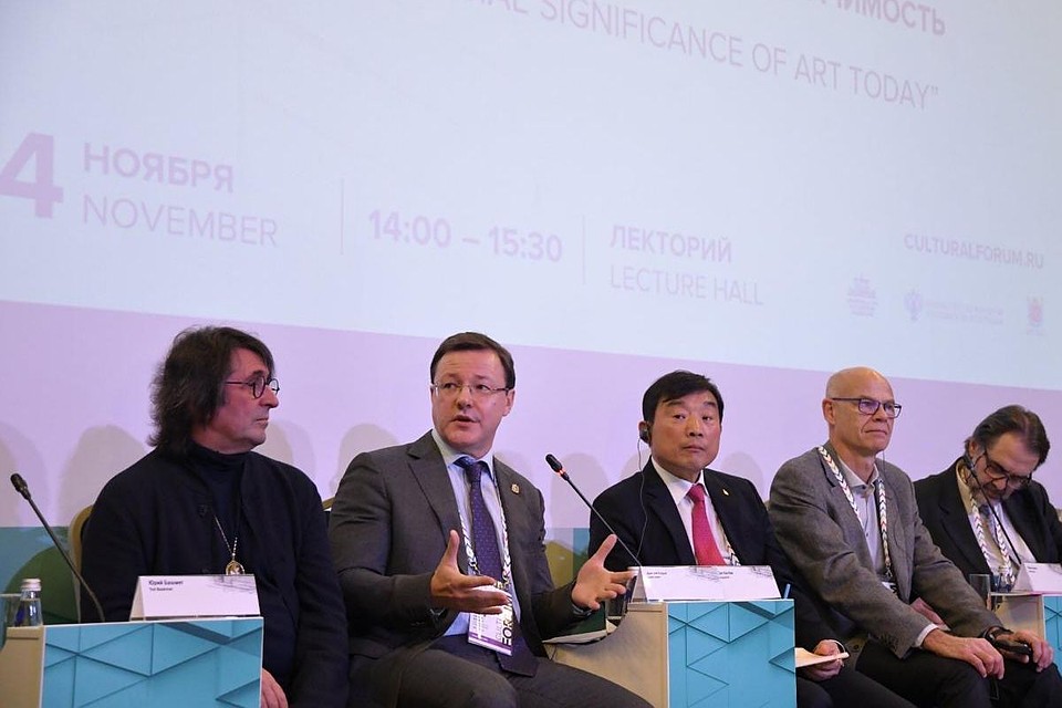 Дмитрий Азаров говорит на форуме от лица всех регионов