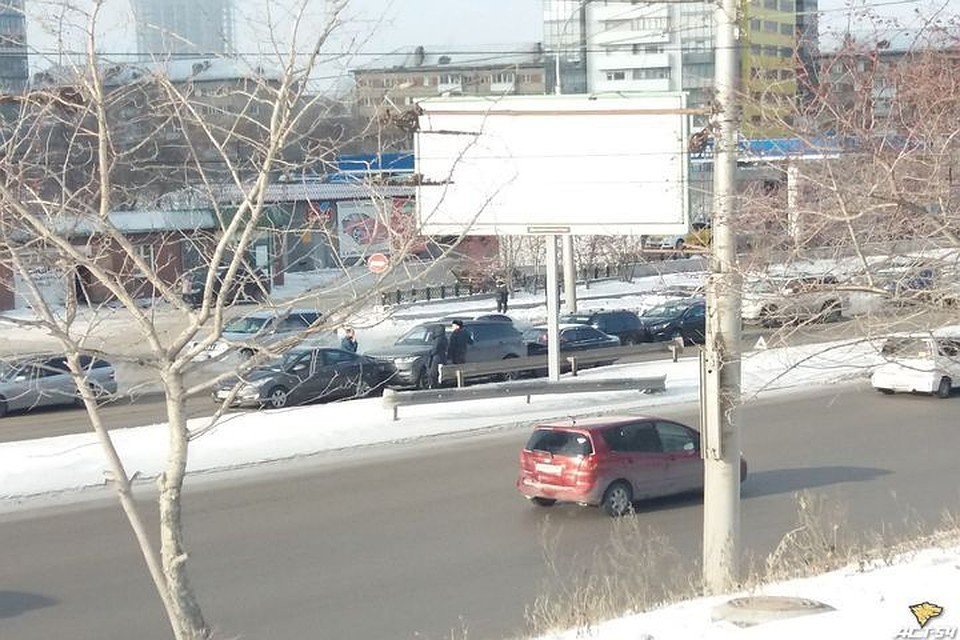 Машины выстроились друг за дружкой. Фото: Новосибирская служба эвакуации «АСТ-54».