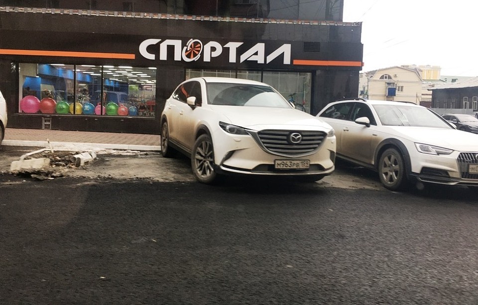 Это надо уметь: положить на дороге новый асфальт, а парковки ремонтом не тронуть. Фото: uralpress.ru