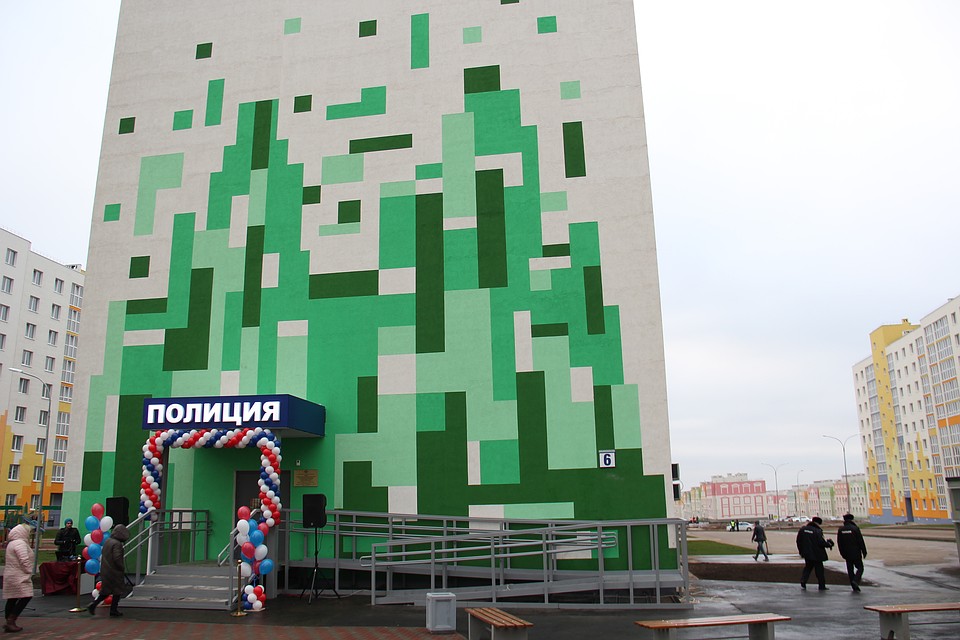 Пункт полиции расположился на первом этаже многоквартирного дома.