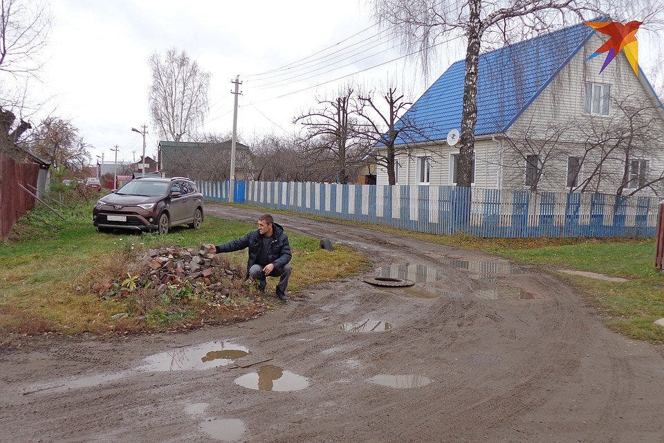 Эта груда камней на обочине не хлам, а бережно припасенный ремонтный материал. Жители укладывают его в совсем уж разросшиеся ямы.