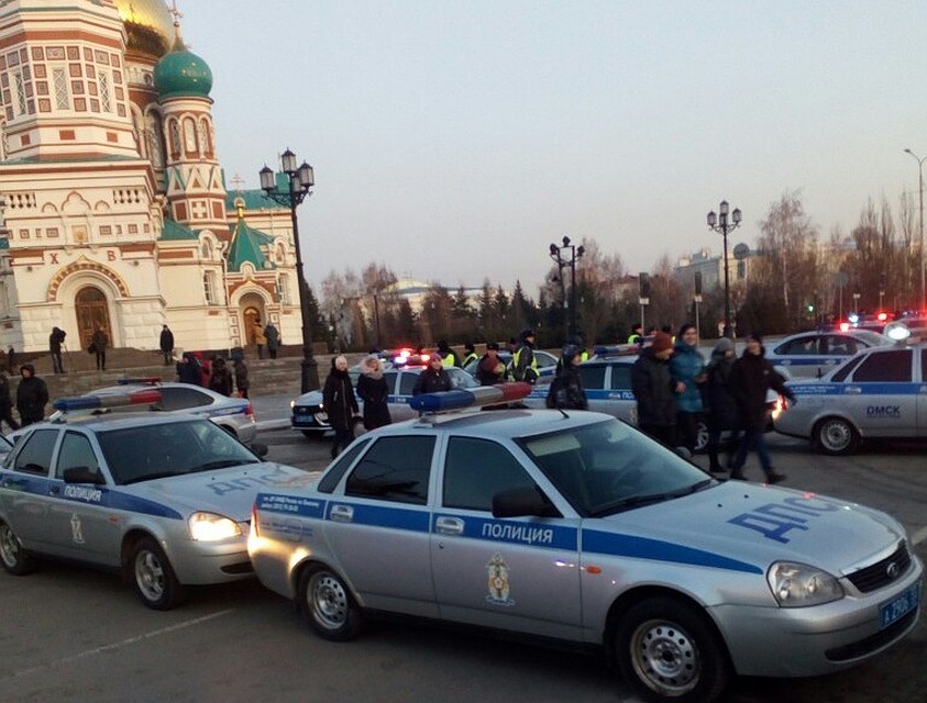 Перекрыли Соборную площадь и Любинский проспект.