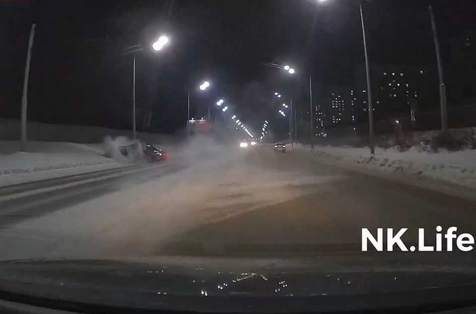 Автолюбитель оставил без света улицу в Новокузнецке. ФОТО: кадр видео nk.life, Денис Лукьянов.