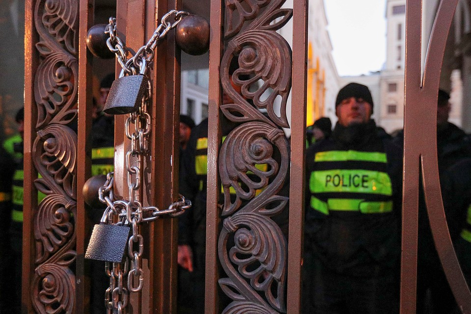 В Тбилиси оппозиционеры не пустили депутатов в здание парламента