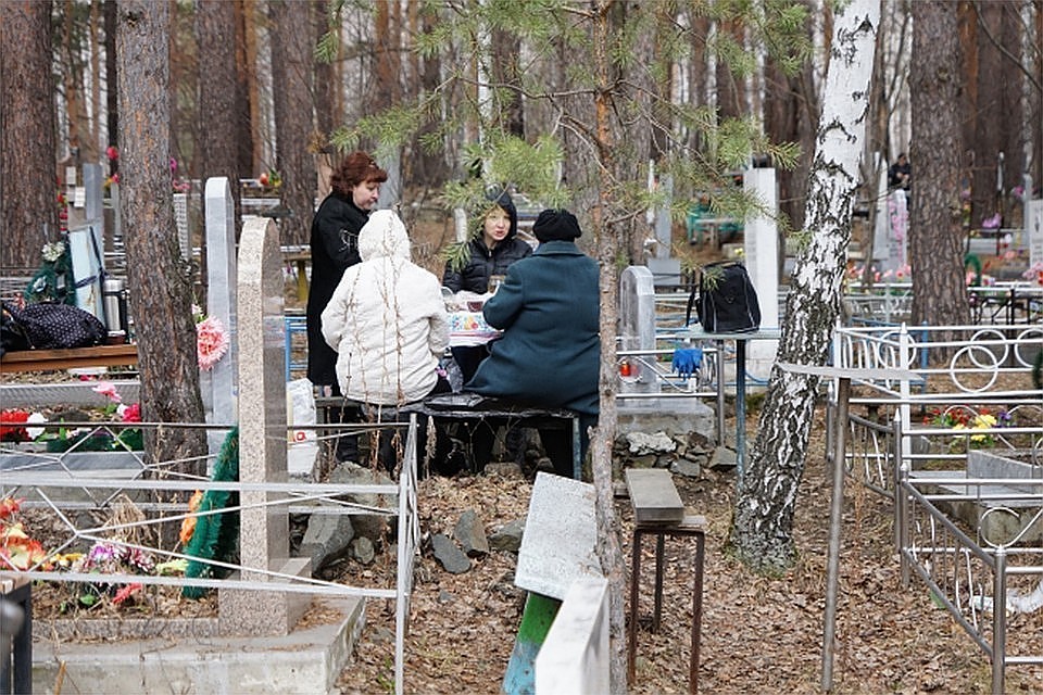 Сломанные кресты на кладбище заметила одна из местных жительниц