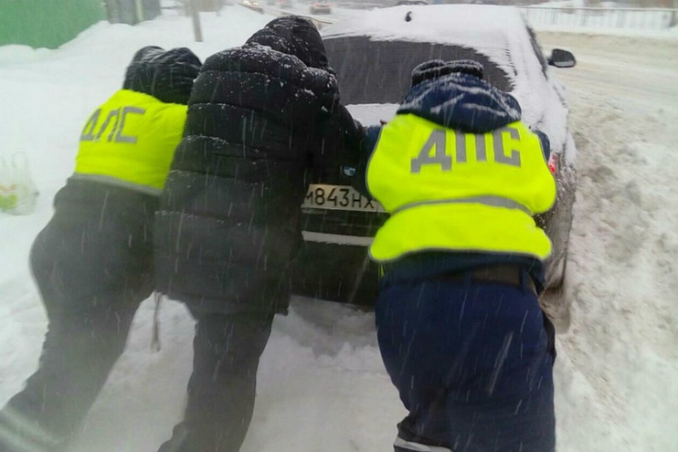 Автоинспекторы в Хабаровском крае спасают машины из снежного плена