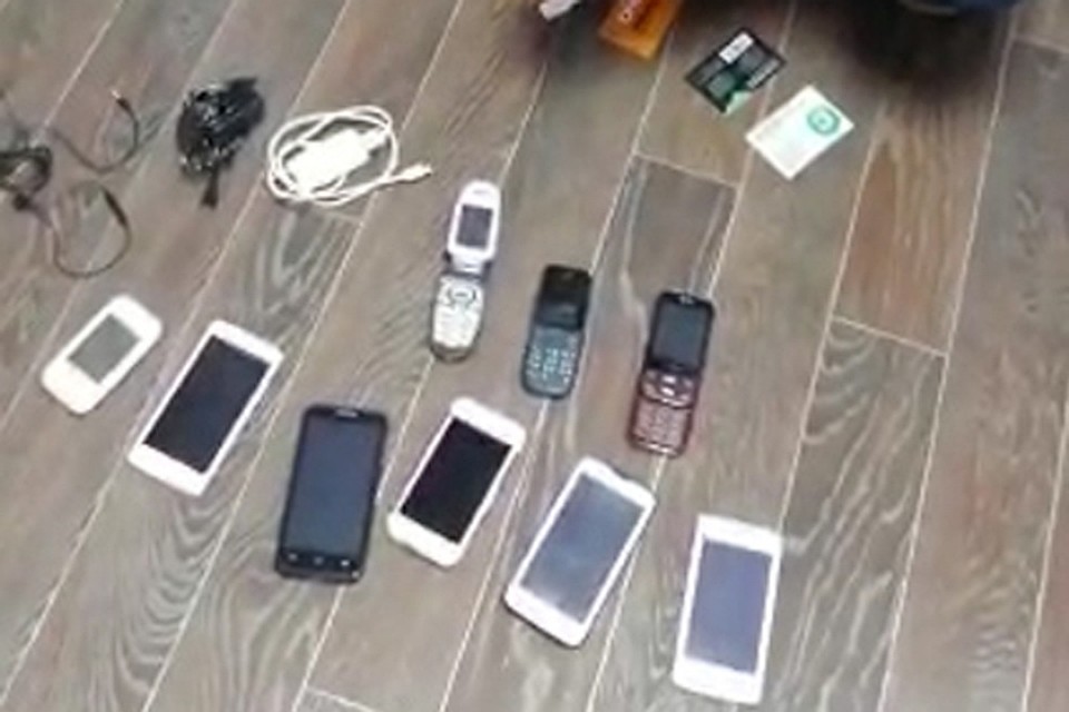 Кузбассовец пытался перебросить телефоны в колонию с помощью рогатки и удочки. Фото: ГУФСИН по Кемеровской области