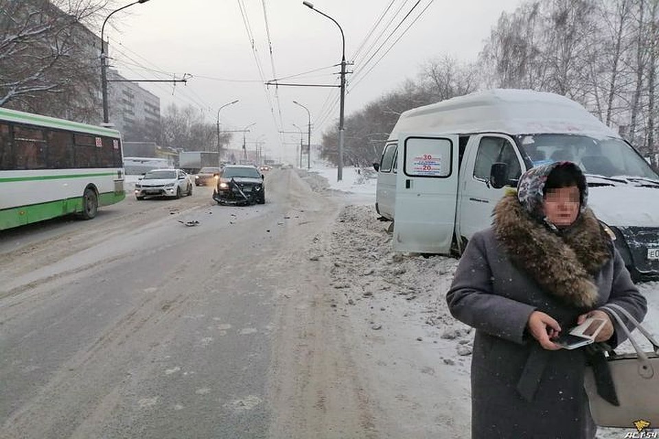 На улице Доватора произошло ДТП с маршруткой. Фото: «АСТ-54»