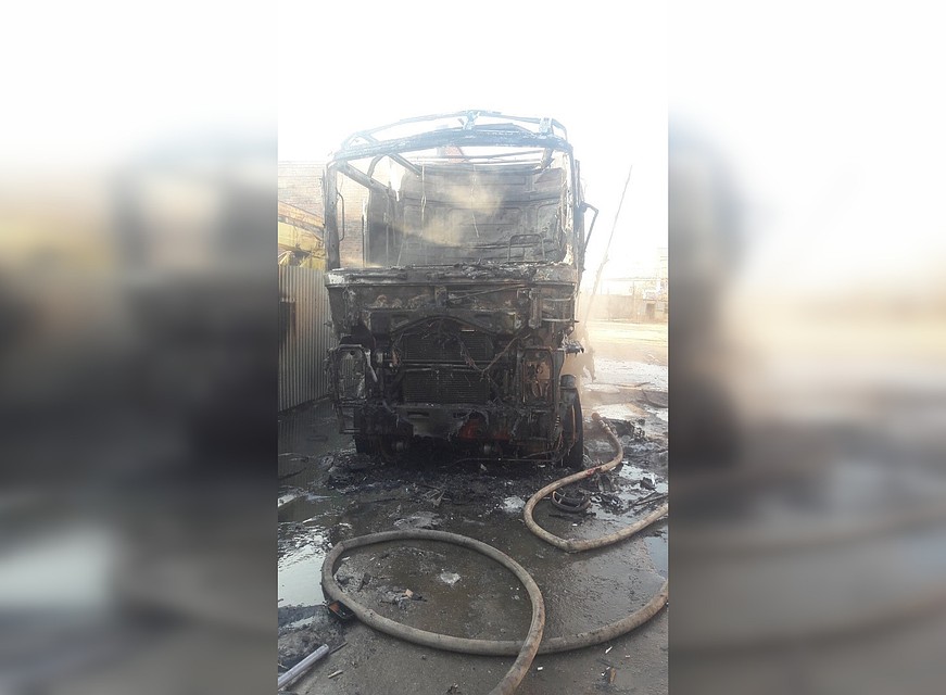 Огонь уничтожил кабину фуры и повредил полуприцеп