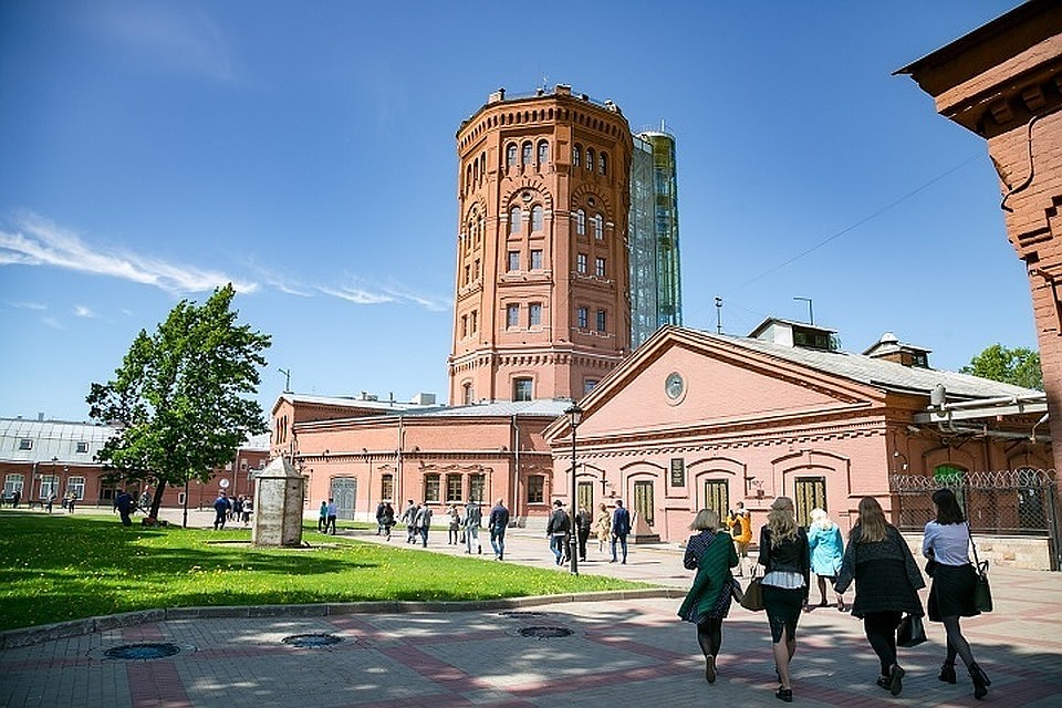 Обыски в "Водоканале" начались еще в субботу. Фото: vk.com/vodokanal_spb