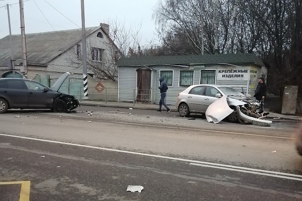 Автомобили пропускают сотрудники Госавтоинспекции по одной полосе. Фото: vk.com, Nata Kasimova
