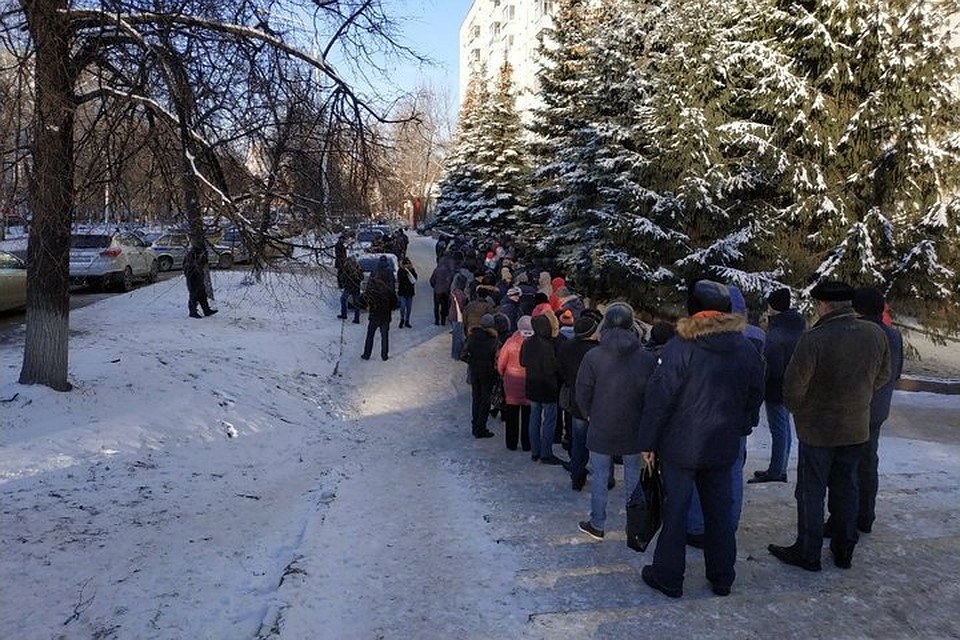 Люди выстраиваются в очереди с самого утра