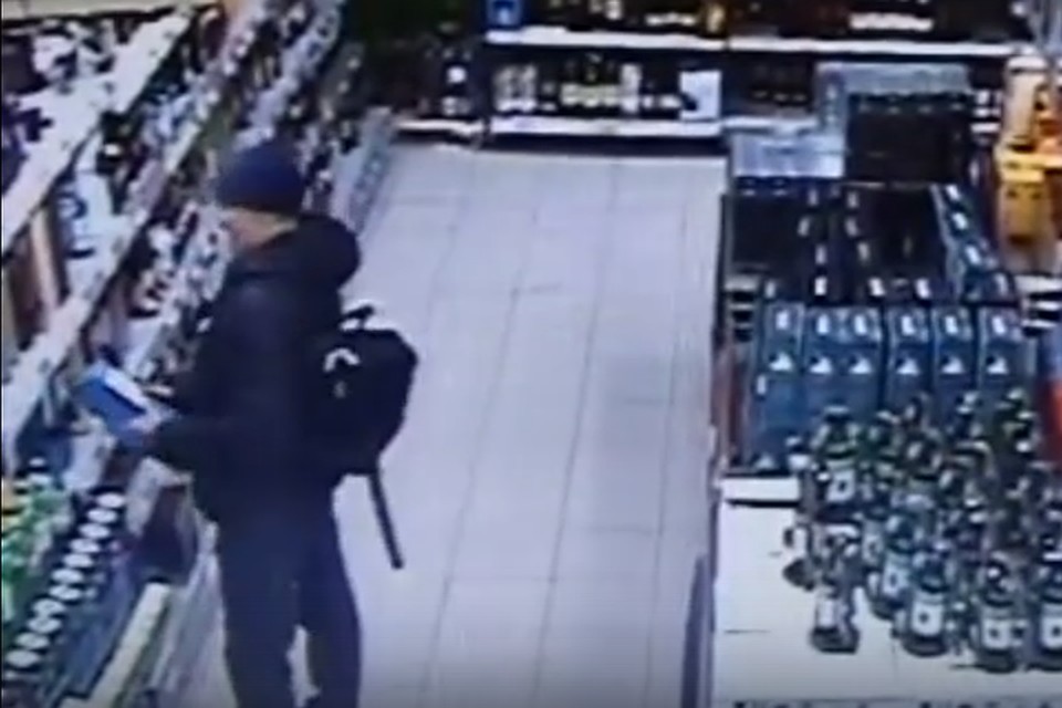 В Новосибирске мужчина украл элитный алкоголь сразу из нескольких супермаркетов. Фото: «АСТ-54»