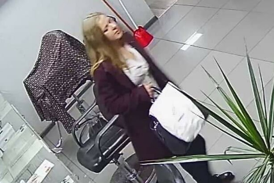 Девушка взяла футляр для парикмахерских ножниц, думая, что это кошелек.