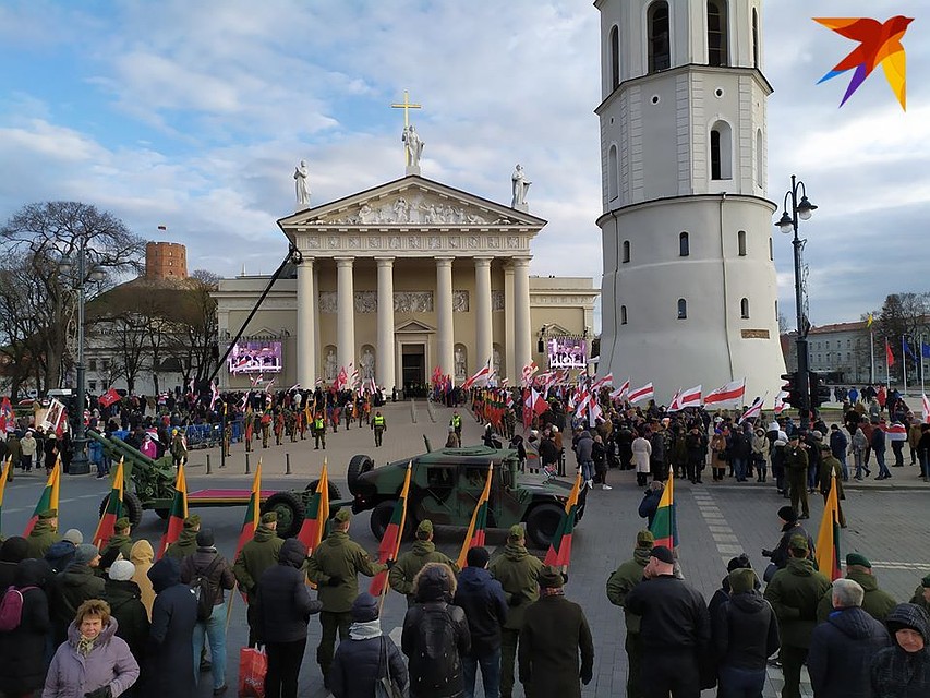 В Вильнюсе началось движение траурной колонны – Беларусь, Литва и Польша прощаются с Кастусем Калиновским.