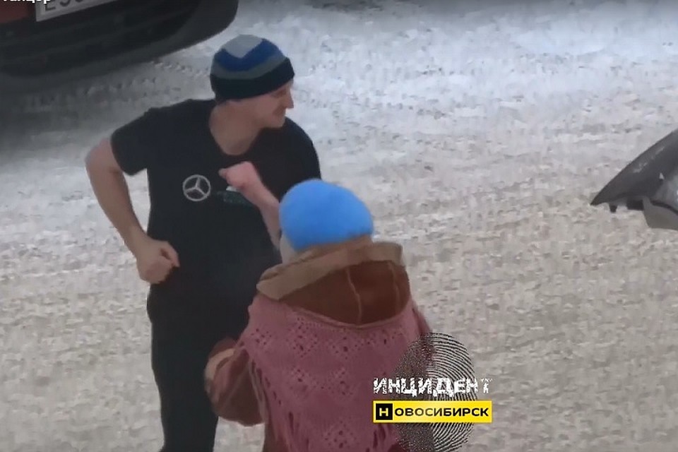Новосибирец исполнил зажигательный танец на улице вместе с бабушкой. Фото: vk.com/incident_nsk
