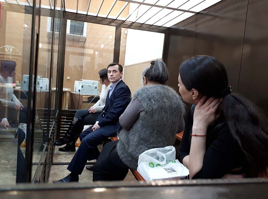 На скамье подсудимых - четыре человека, в том числе и жена главаря банды Фото: ТИА
