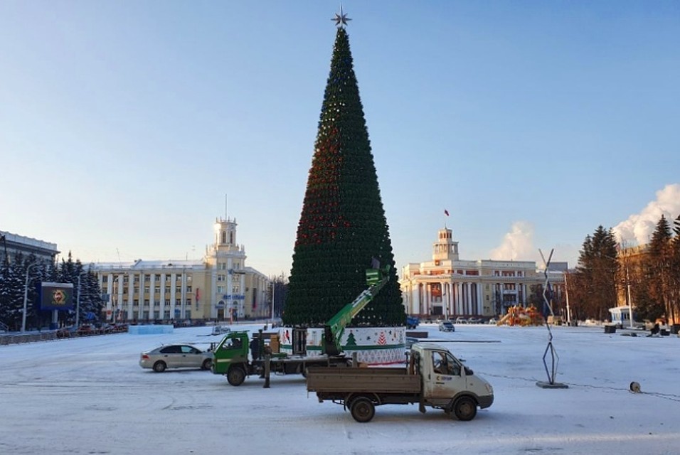 В Кемерове установили главную городскую новогоднюю ель. ФОТО: Елена ПОПОВА