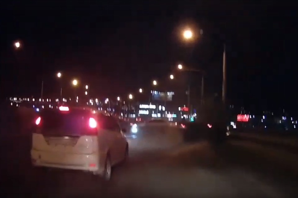 Смертельное ДТП на Академическом мосту в Иркутске: один человек погиб в столкновении КамАЗа. Фото: "ДТП 38RUS".