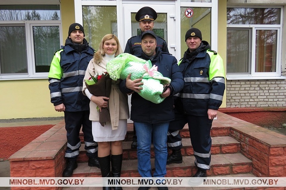 Молодую маму в роддом сопроводили с мигалками инспекторы ГАИ. Фото: УВД Миноблисполкома.