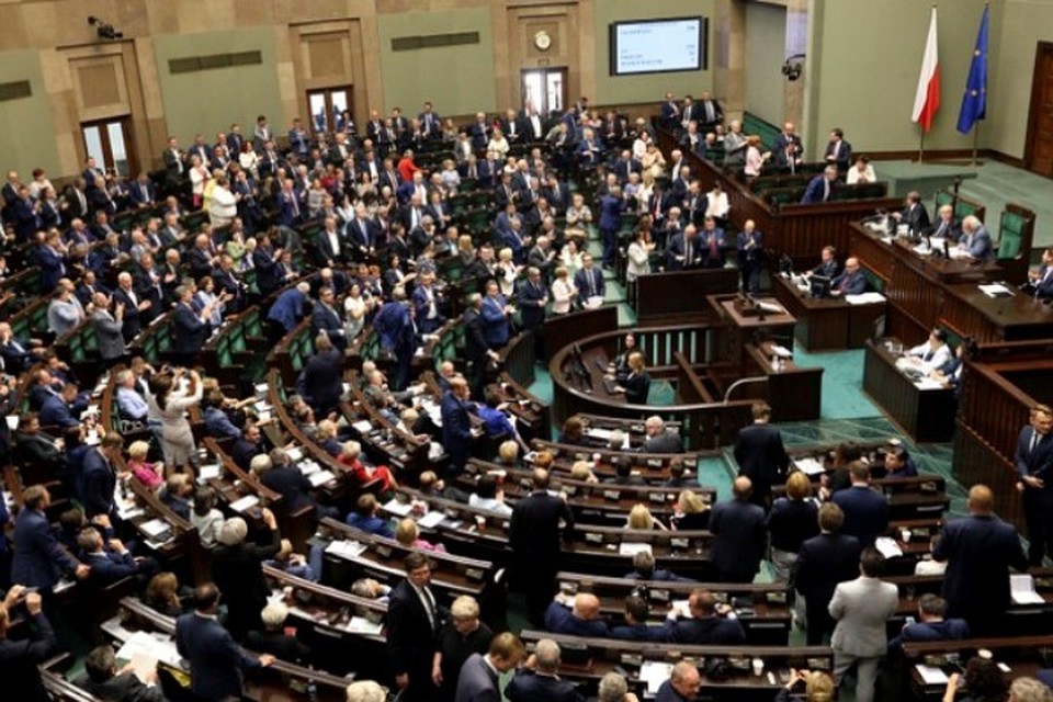 Депутат польского сейма призвал политиков страны начать думать самостоятельно