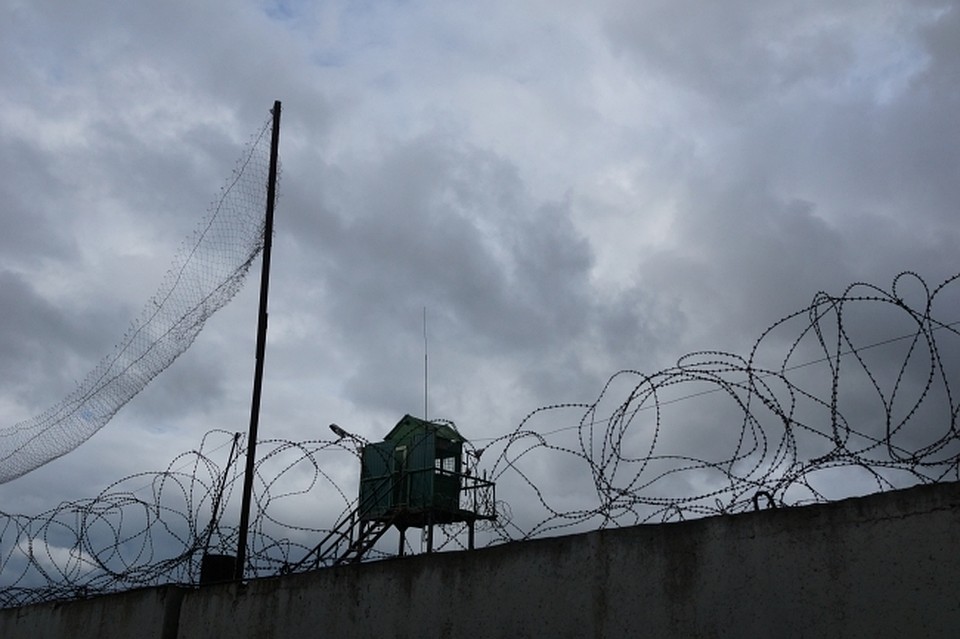 Парень едет в колонию.
