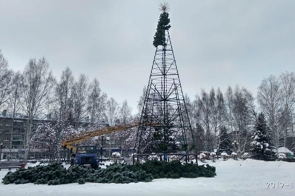 Установка и оформление новогодней искусственной ели завершится к концу недели. Фото: мэрия Томска