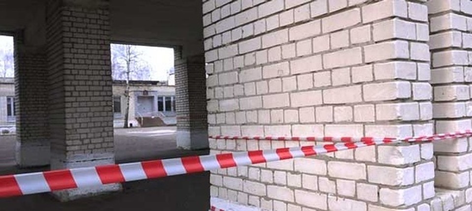 Первыми трещины в здании школы заметили ученики. Фото из соцсетей