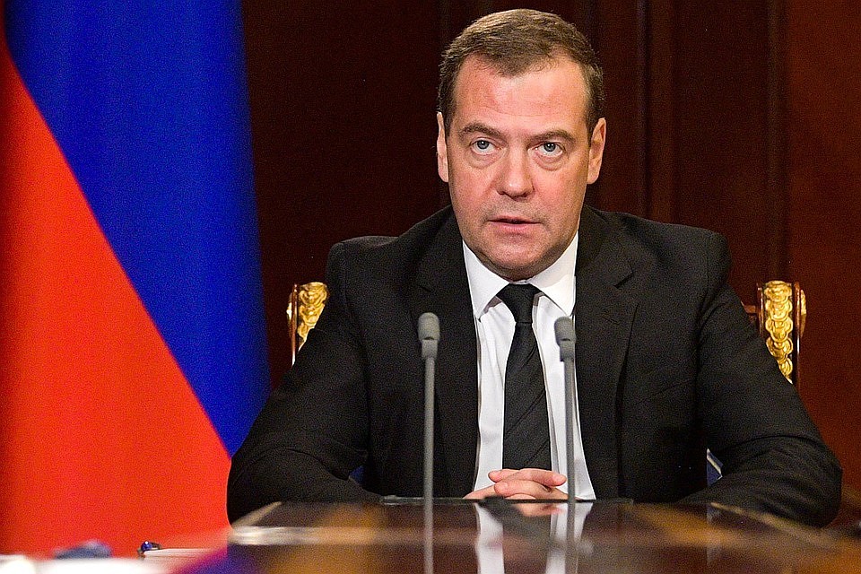 Дмитрий Медведев считает, что для бизнеса куда важнее не само число контролеров, а сколько бумажек придется оформлять. Фото: Александр Астафьев/POOL/ТАСС