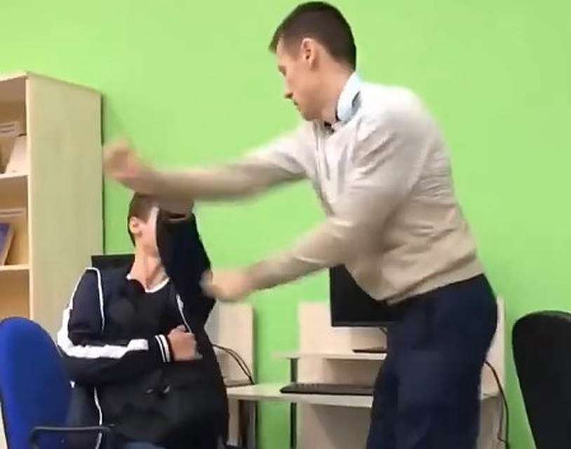 В Белгороде учитель информатики подрался с учеником. Скриншот видео.