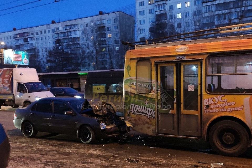 Авария произошла на Комсомольском проспекте, возле остановки «Поликлиника». Фото: vk.com/«Регион-74 | Челябинск»