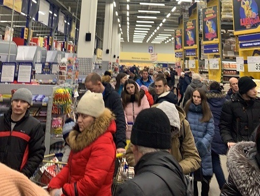Люди выстроились в очередь