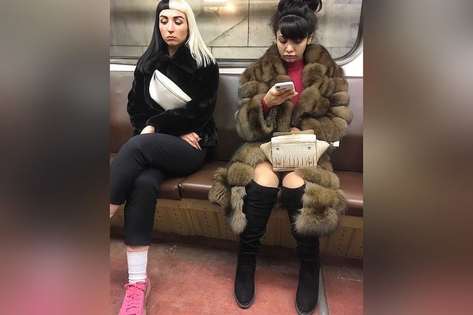 Девушка с необычной прической повеселила пассажиров метро. Фото: «Мода новосибирского метро»