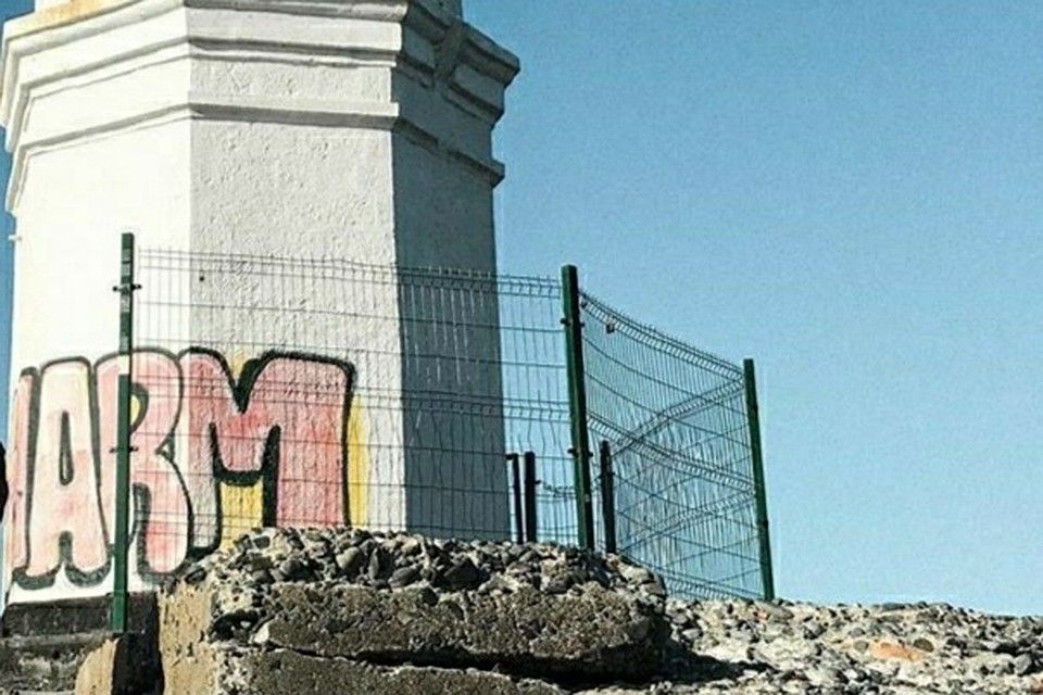 Неизвестные разрисовали маяк во Владивостоке