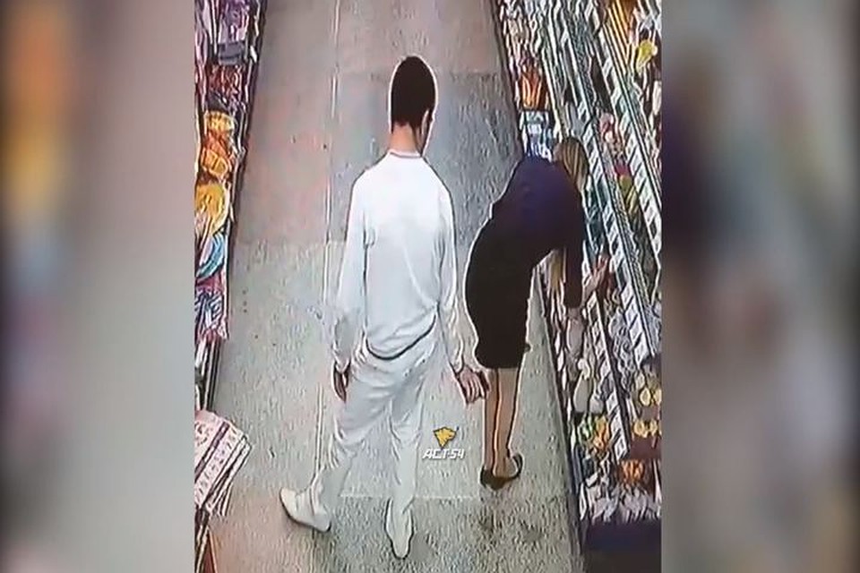 Таксист из Колывани, заглядывающий девушкам под юбки попал на камеры видеонаблюдения. Фото: Кадр из видео