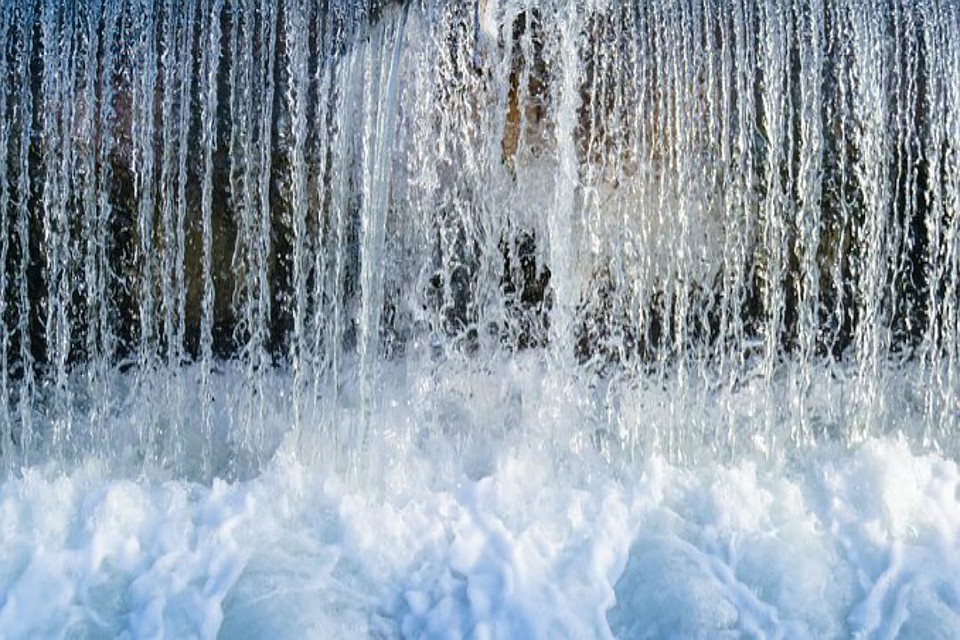 Чистая вода выводит из организма человека шлаки, вода оздоравливает организм как снаружи, так и изнутри. Фото: pixabay.com