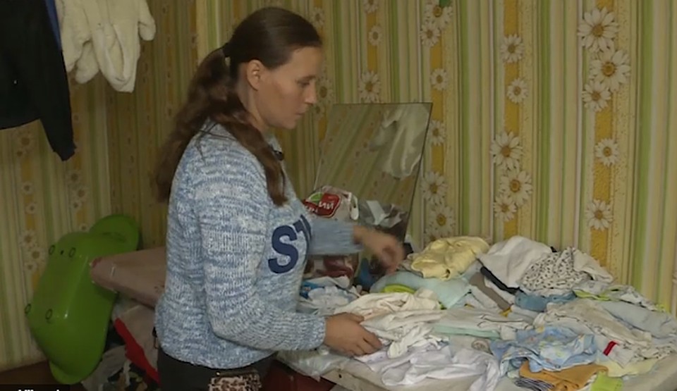 25 тысяч леев превратились в 100 тысяч: в Молдове мать троих детей, набравшей кредитов, могут посадить, а детей отнять