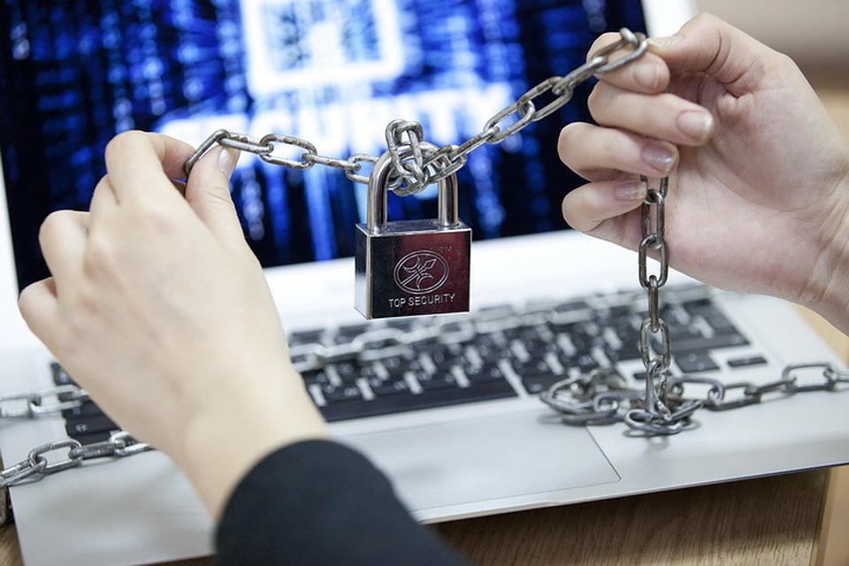 Жители Псковской области поддались на уловки мошенников из Интернета и лишились денег.