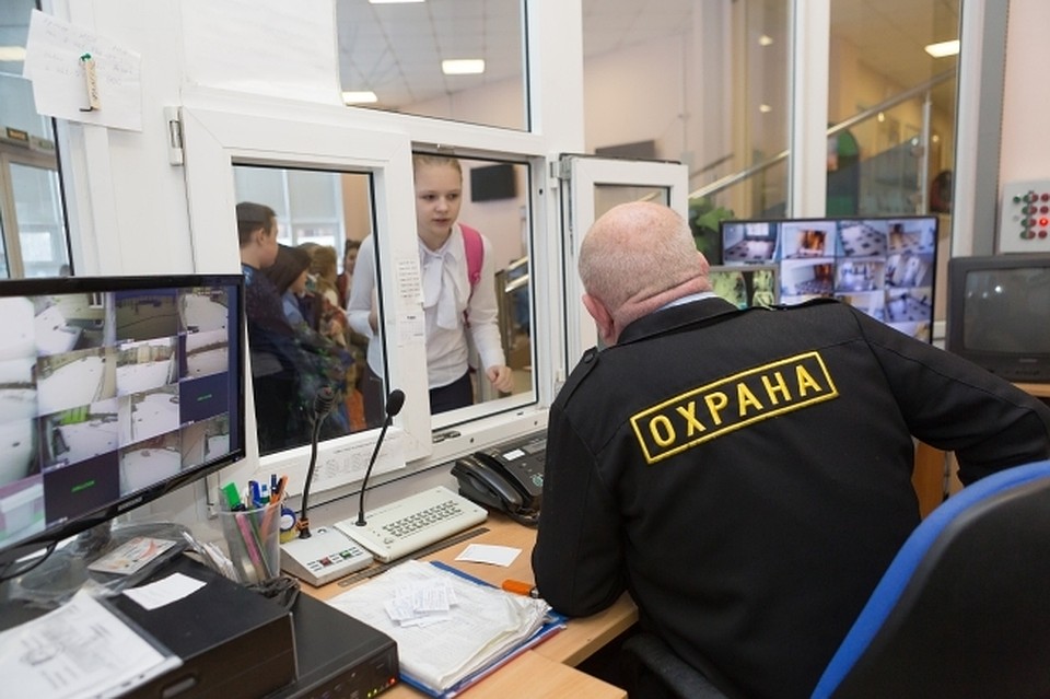 Авторы жалобы также хотят участвовать в аукционе на поставку видеокамер в школы.