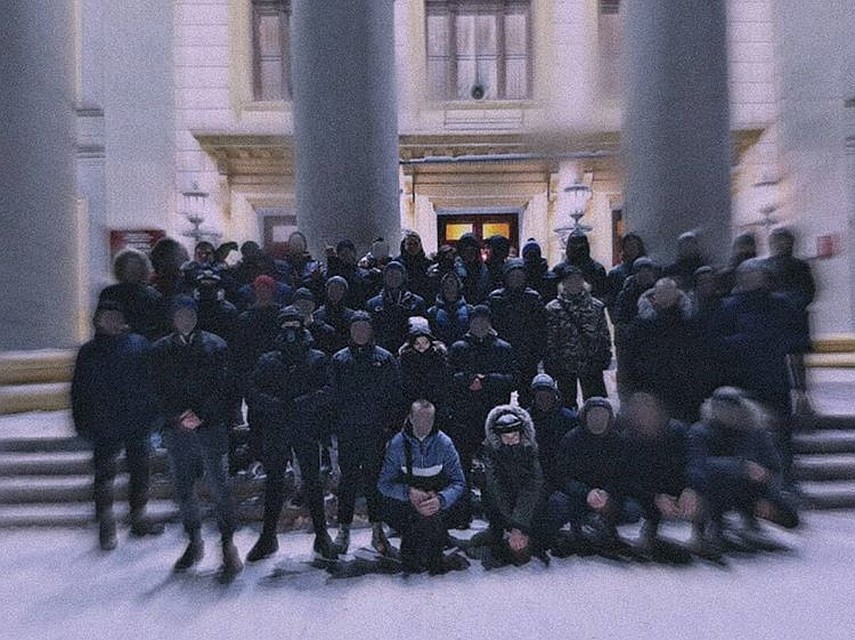 Подростки говорят, что они не из АУЕ. Но вид у «защитников» устрашающий… Фото: соцсети.
