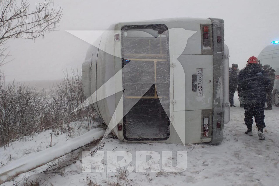 На место аварии выехали медики и спасатели