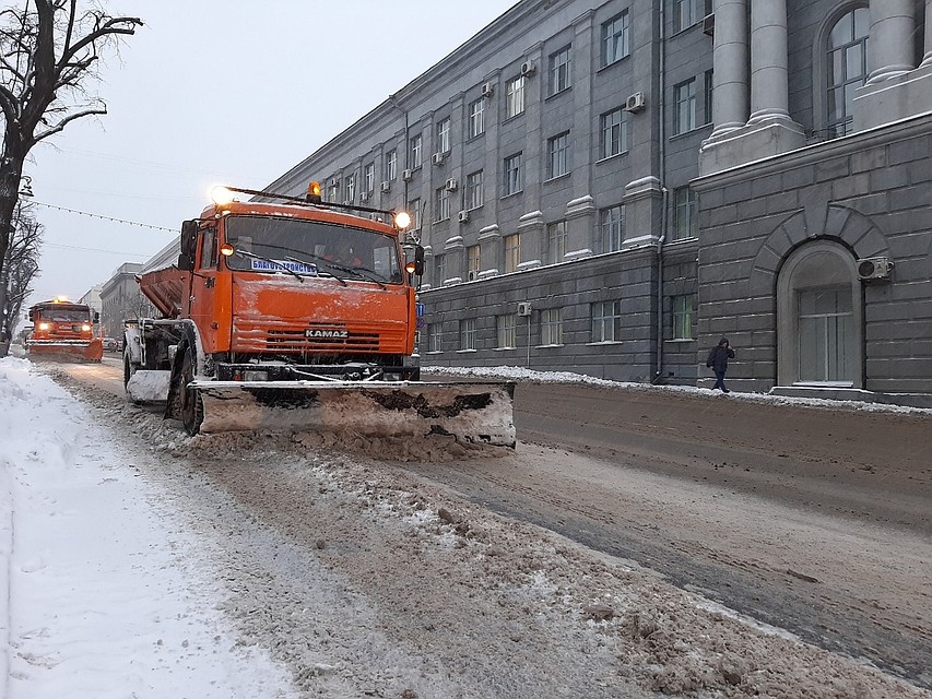 Снегопад продолжается, работы по очистке улиц от снега идут до сих пор