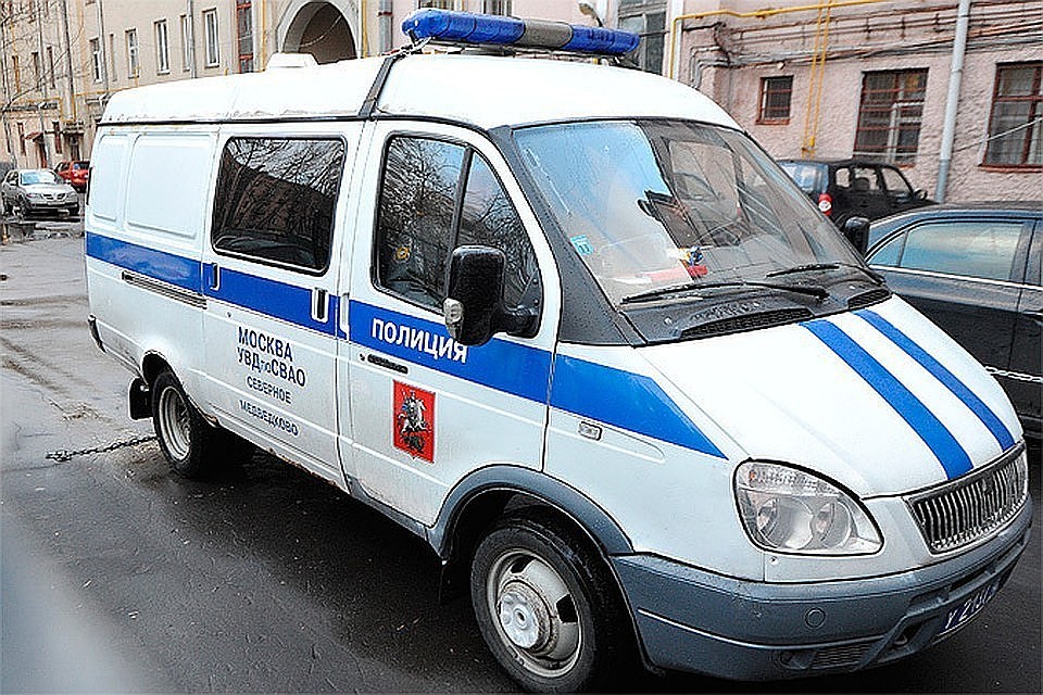 Момент нападения прохожего с ножом на полицейского в Мытищах попал на видео